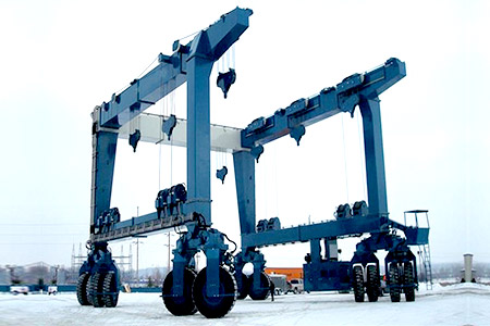 Rubber tyred mobile boat hoist crane