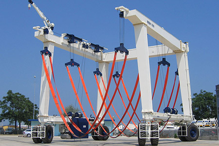 Rubber tyred mobile boat hoist crane