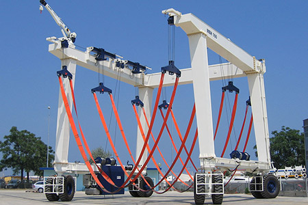 Mobile boat hoist crane